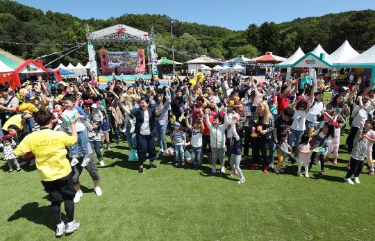 KT가 19일과 20일 양일간 경기도 과천시 서울랜드에서 올레 tv 고객 5000 가족을 초청해 진행한 'KT 키즈랜드 캐릭터 운동회'가 성황리에 종료됐다. 19일 열린 '키즈랜드 캐릭터 운동회'에 초청된 가족들이 운동회를 즐기고 있다. KT제공
